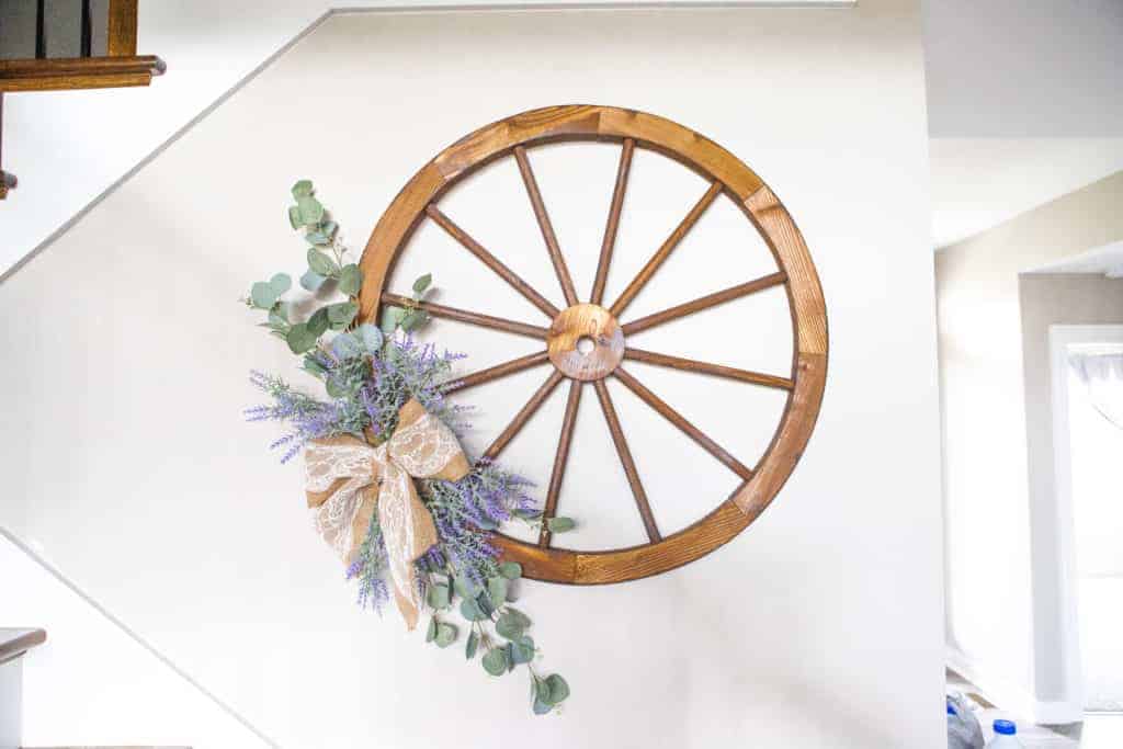 DIY Wagon Wheel Wreath #rustic #rustichomedecor #homedecor #diy #diydecor #diywreath #farmhousestyle